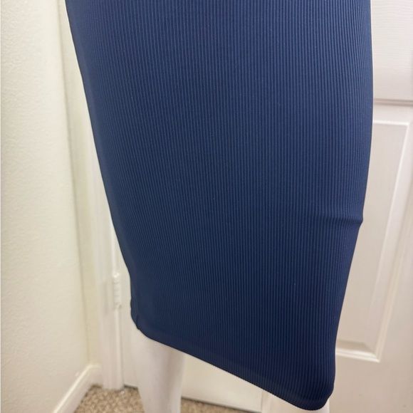 Nadia Tarr Elegant Navy Blue Ribbed Skirt Size Large.    #207 - Picture 4 of 11